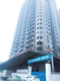 冯开义与包工头一起赶到工地后从13楼坠亡。