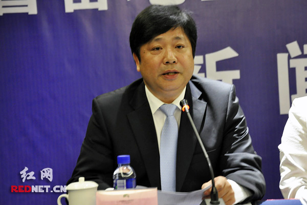 湖南省委宣传部副部长、省委外宣办主任周湘主持发布会。