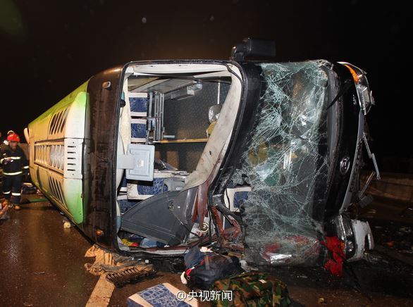 包茂高速黔江段发生重大交通事故 已致15死56伤