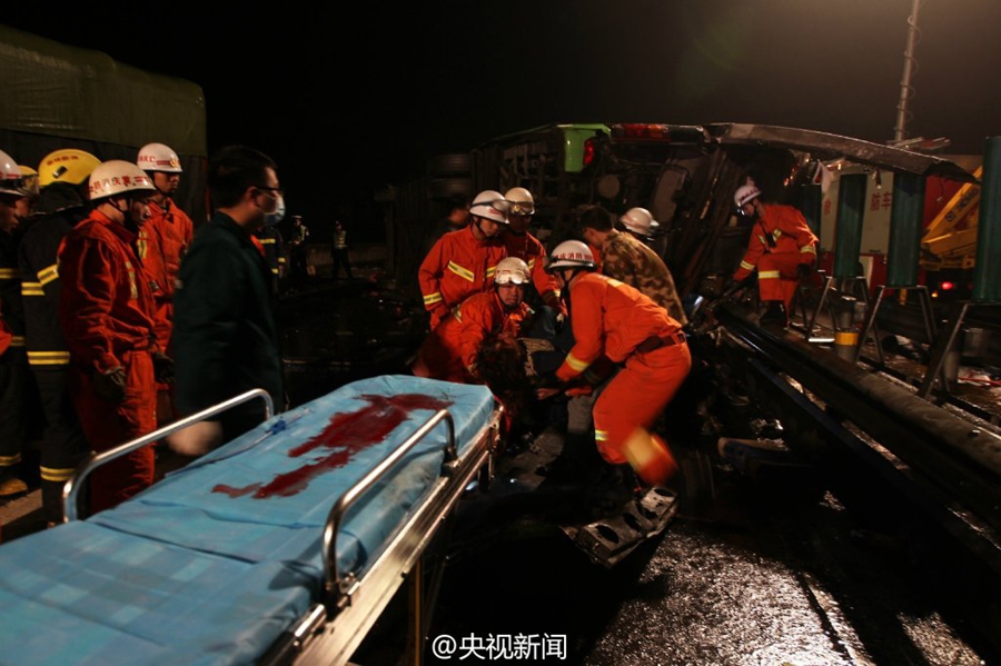 包茂高速黔江段发生重大交通事故 已致15死56伤