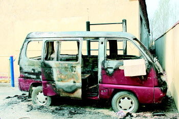 2岁女童废车内玩耍被烧身亡