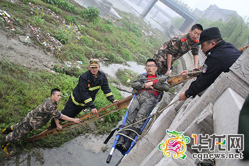昨日下午,南川一男子欲跳桥轻生,不料河水太浅,仅仅摔伤了腰部