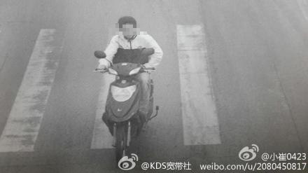 图为路面监控记录下的嫌疑人体貌。