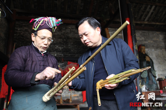 通道县坪坦乡坪坦村，印宇鹰（右）与芦笙国家级非遗传承人杨枝光（左）聊起芦笙制作如何“走市场”。