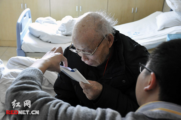 老人耳朵听不见，视力也不好，交流只能靠写字。