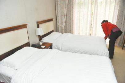 某成都郊县,“机关出差会议定点饭店”将别墅内部改造成了多套标间房。