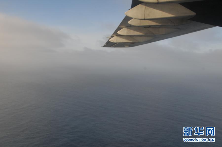 　　3月24日，中国空军飞机在任务海域搜寻马航失联客机。 　当日，中国空军两架伊尔-76运输机赴南印度洋搜寻马航失联客机，在任务区域发现疑似碎片目标。 新华社记者黄书波摄