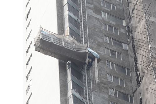 维修豪宅外墙工作台断裂两工人从55楼坠落惨死