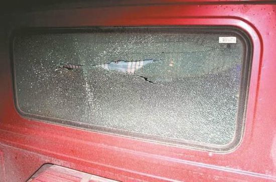 两货车高速上狂飙斗气 男子弹弓射钢珠报复(图)