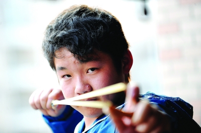 弹弓高手邓子龙。 记者陈亮 摄