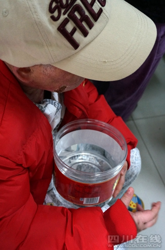 孩子抱着宠物可以出院回家了