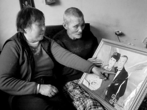 沈阳95岁老翁娶67岁老伴 女方称比原配感情好(图)