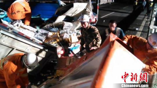 连霍高速甘肃定西境内两货车追尾致1人死亡（图）