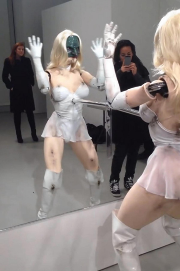 机器人版LadyGaga热舞：舞姿撩人眼神吓人（图）