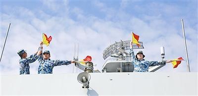 中国船坞登陆舰备战17国联演 借鉴外军指挥(图)