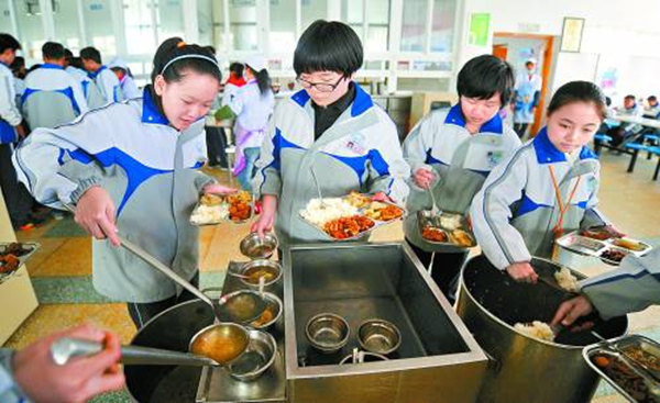 长沙中小学食堂将实行缴费陪餐制 校长与学生同时就餐