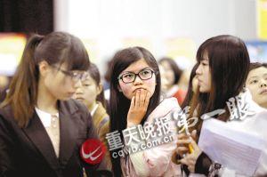 女生求职，男生坐地打望。