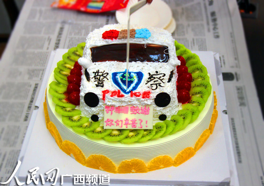 派出所民警收到的“警车”蛋糕