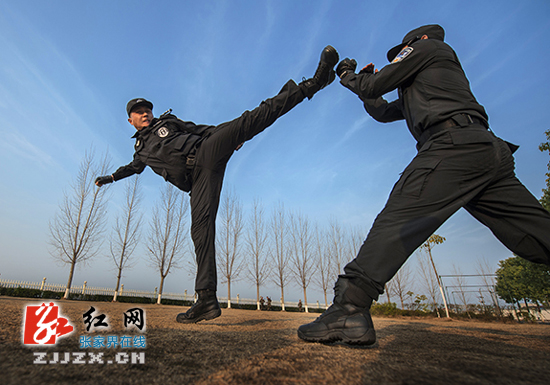 张家界市巡特警支队掀起春季练兵热潮（组图）