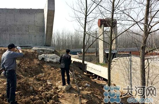 河南信阳罗山发生大桥垮塌事故 已致2死3伤(图