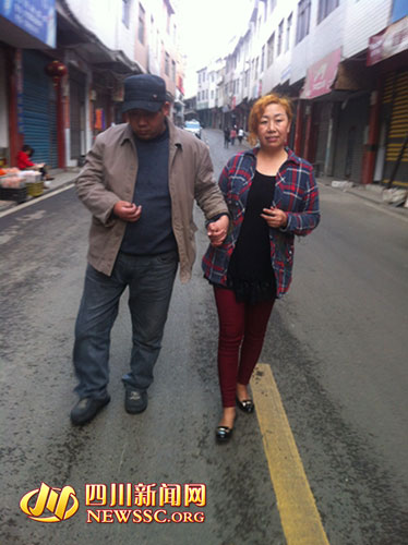 王永涛和王永亮姐弟俩携手走src=