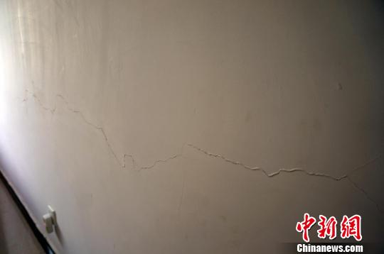 福民一号安置小区某住户家墙体出现的裂缝　周小云　摄