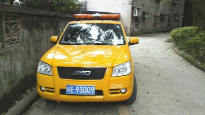 网帖所曝“专业放鸟车”。(图据网络)