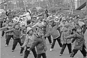 　为了健康,济南一家幼儿园的孩子们在院子里做早操。本报记者周青先摄