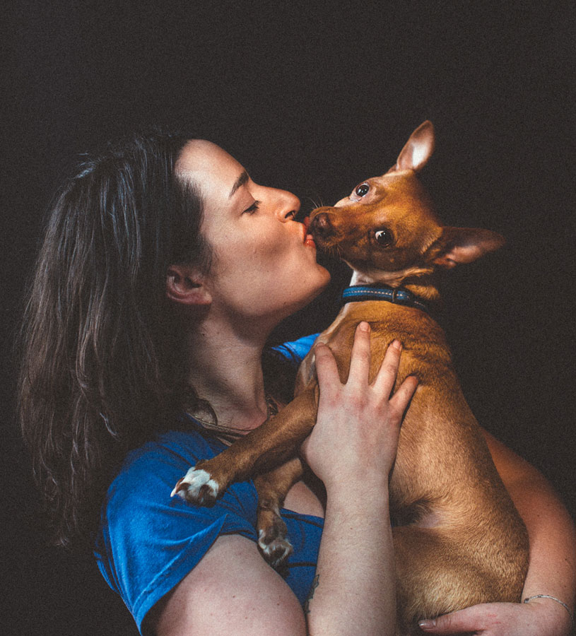 重口味!美摄影师抓拍人与狗舌吻特写