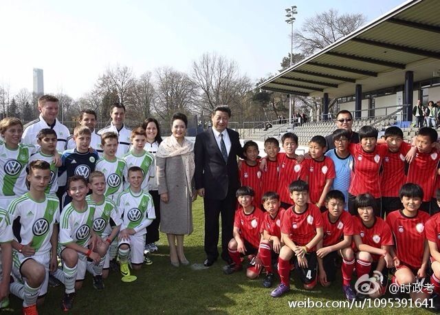 习近平德国看望陕西志丹少年足球队。