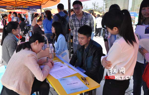 湖南食品药品职业学院学生正在接受企业现场面试。
