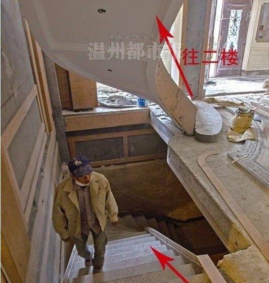 该业主在家中一楼搭建了通往二楼和地下室的楼梯。