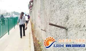 厦门公交站旁现“钢筋墙” 10厘米裸露威胁行人
