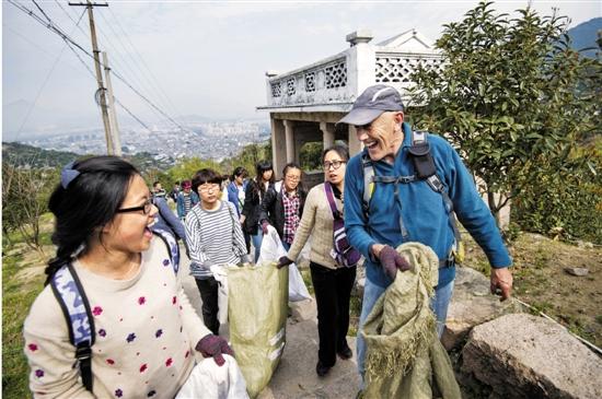 温州大学外教三年景区捡垃圾 带动学生环保(图)