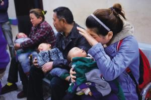 受伤的孩子因为打了镇定剂安静地睡着了,家人们为这场悲剧伤心不已 华商晨报 华商响网记者 王舜天 摄