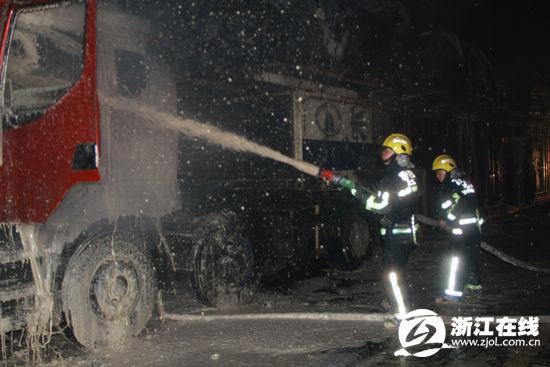 运输车载19辆面包车自燃 13车被毁损失超150万