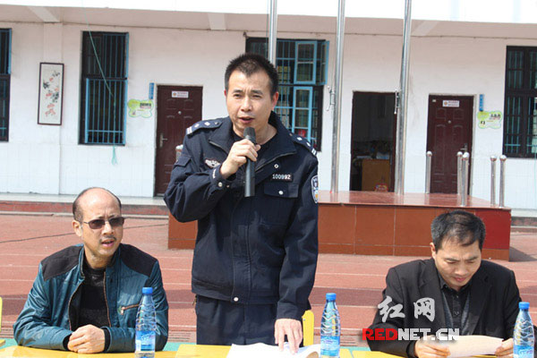 民警向同学们传授交通安全知识