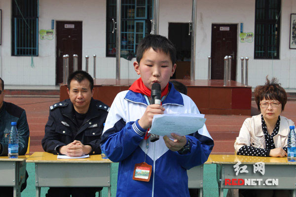 学生代表领读“倡议书”