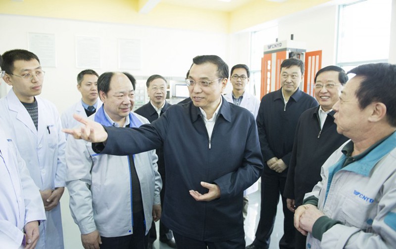 李克强在沈阳远大科技创业园考察。新华社记者黄敬文摄