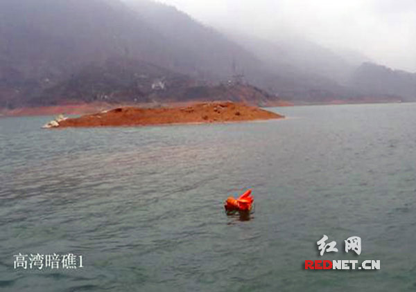 资兴在东江湖设置简易浮标提醒船只注意安全