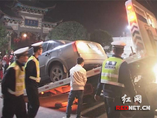 交警对驾驶员不在现场的车辆进行查扣
