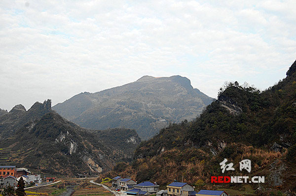 远望“六塔界”，犹如一头伏地雄狮，盘踞在薛家村的正中央。