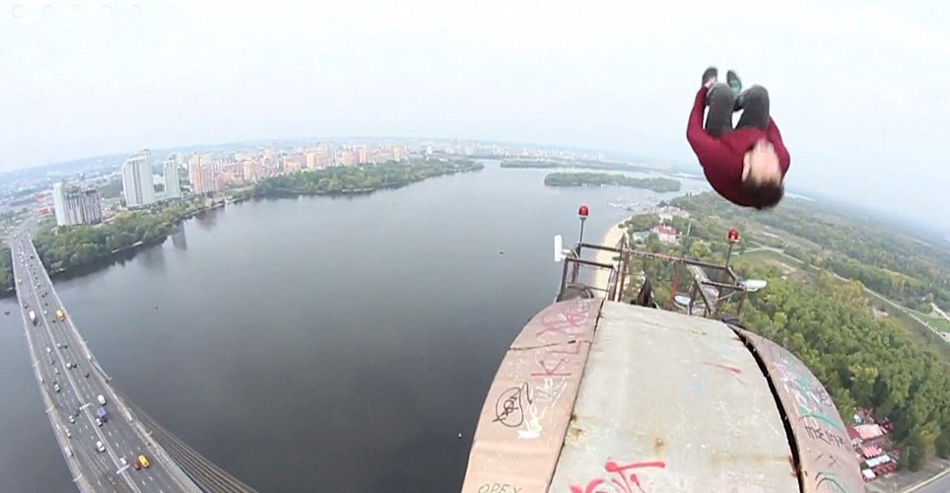 英国男子詹姆斯·金斯顿在高达116米的基辅莫斯科大桥敲定表演后空翻。