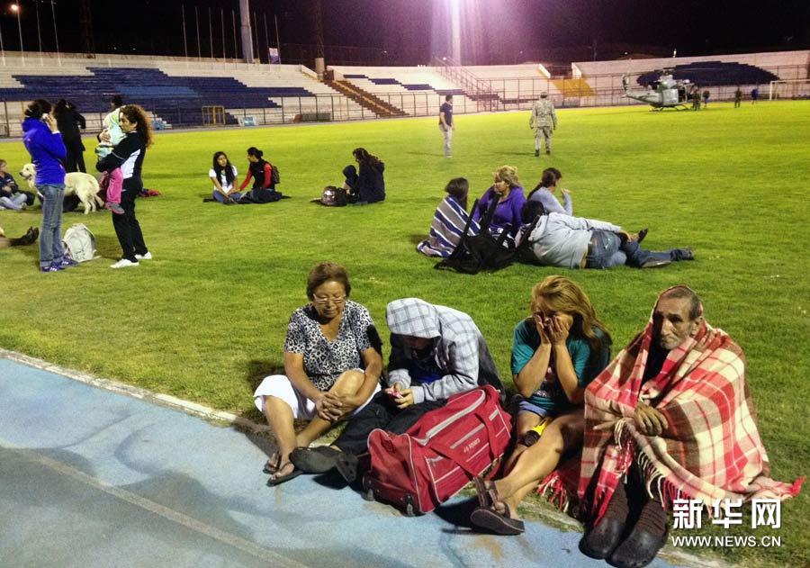 　4月1日，在智利伊基克，当地居民在收到海啸预警后到体育场的空地上躲避