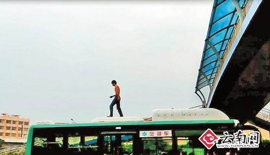 1跳 从6米高天桥跳到公交车顶