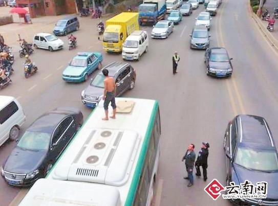 疑似精神病男子上演三级跳 从6米天桥跳到公交车顶