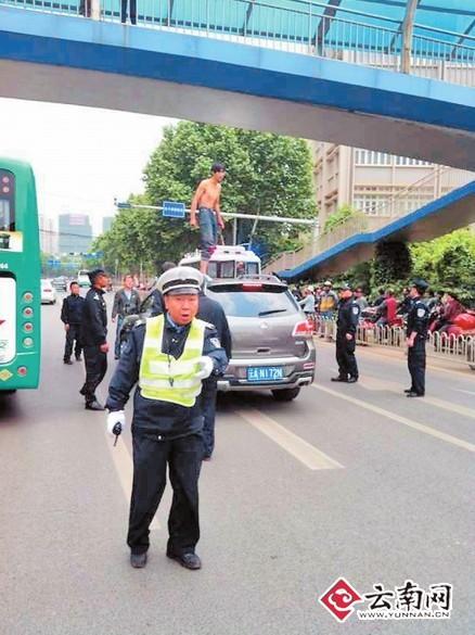 2跳 从公交车顶跳到越野车顶
