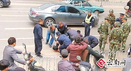 3跳 跳到地面被民警武警控制 周明佳 市民王先生 摄