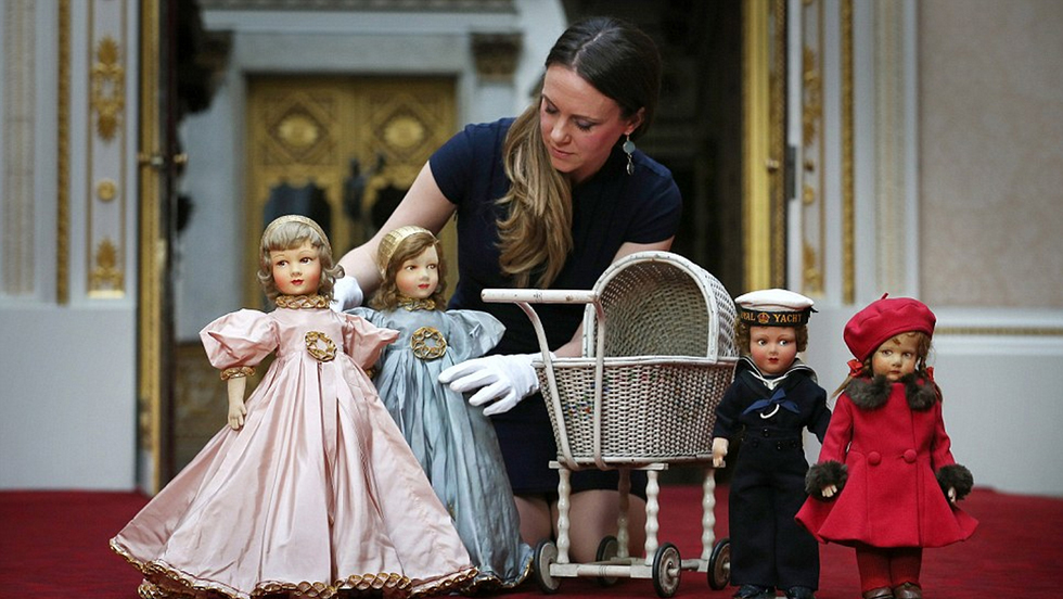 白金汉宫展出英国女王伊丽莎白二世童年时候的用品和玩具(组图)