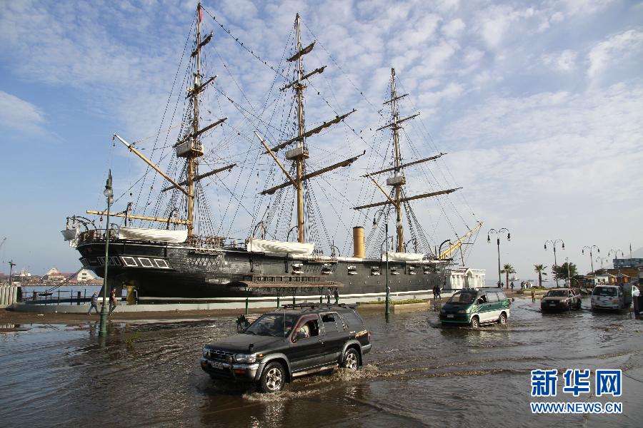 4月2日，在智利北部的伊基克，车辆驶过被洪水淹没的街道。